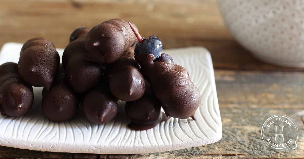 Mit Schokolade überzogene Heidelbeeren