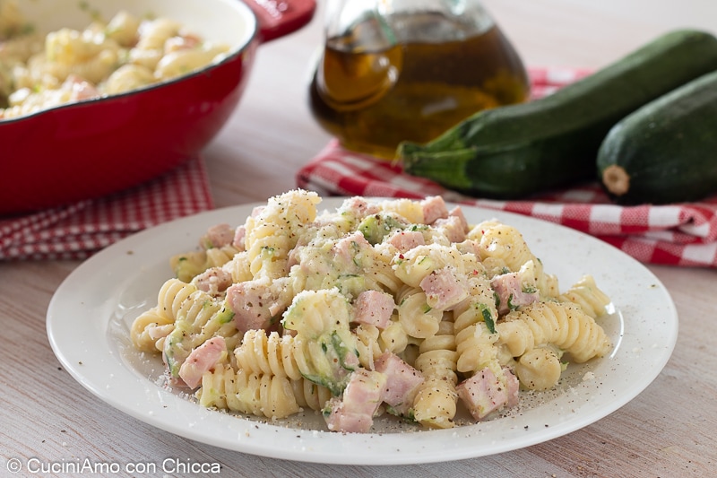 Nudeln mit Zucchini, Kochschinken und Philadelphia