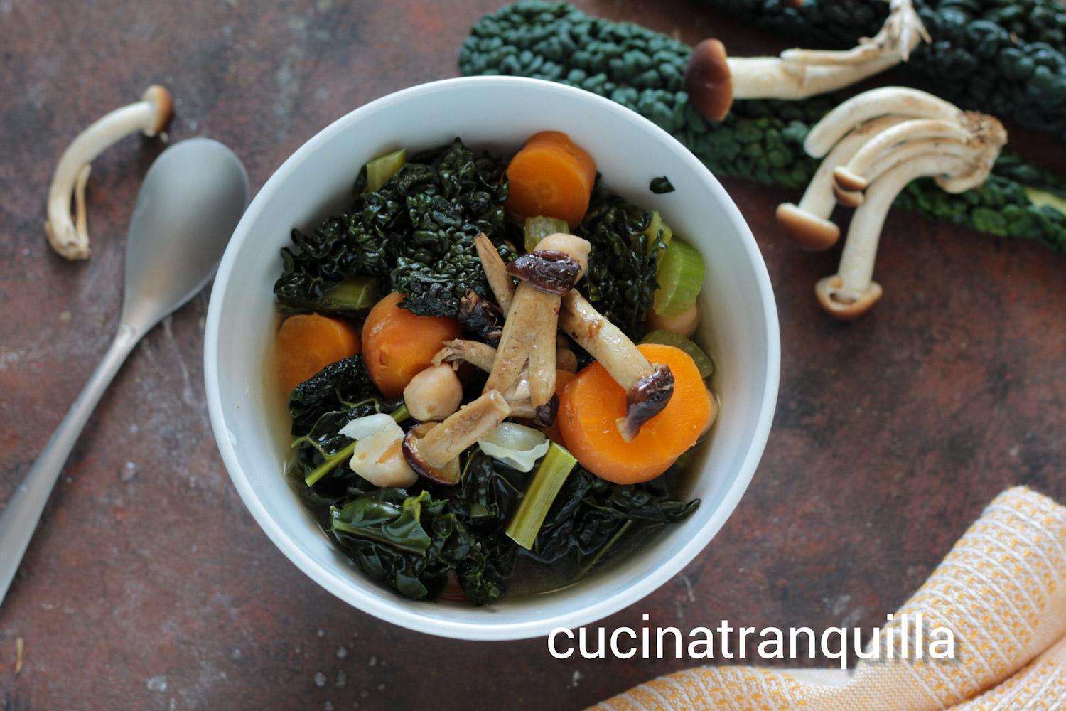 Schwarzkohlsuppe mit Pioppini-Pilzen und Kichererbsen