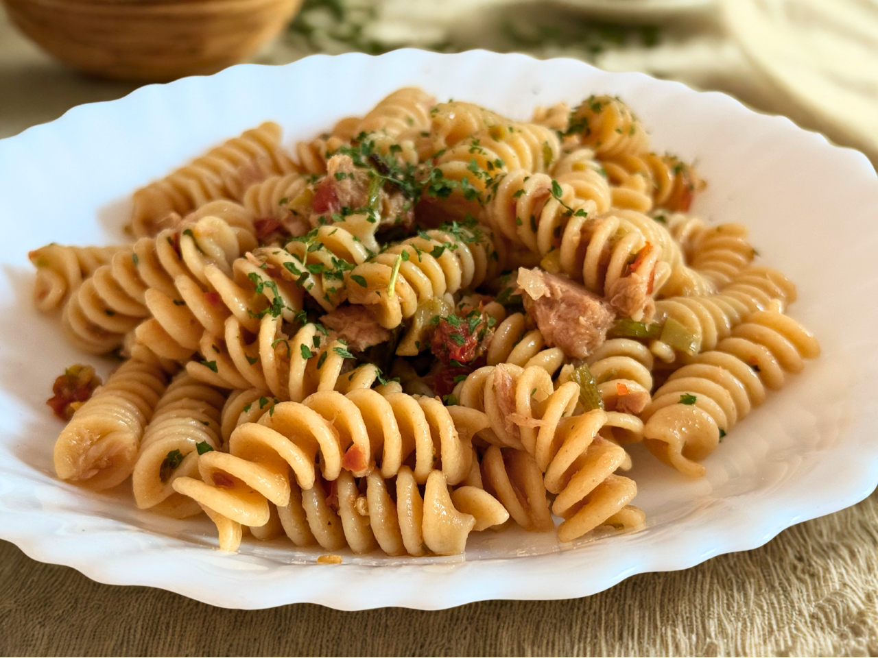 NUDELN MIT THUNFISCH UND OLIVEN