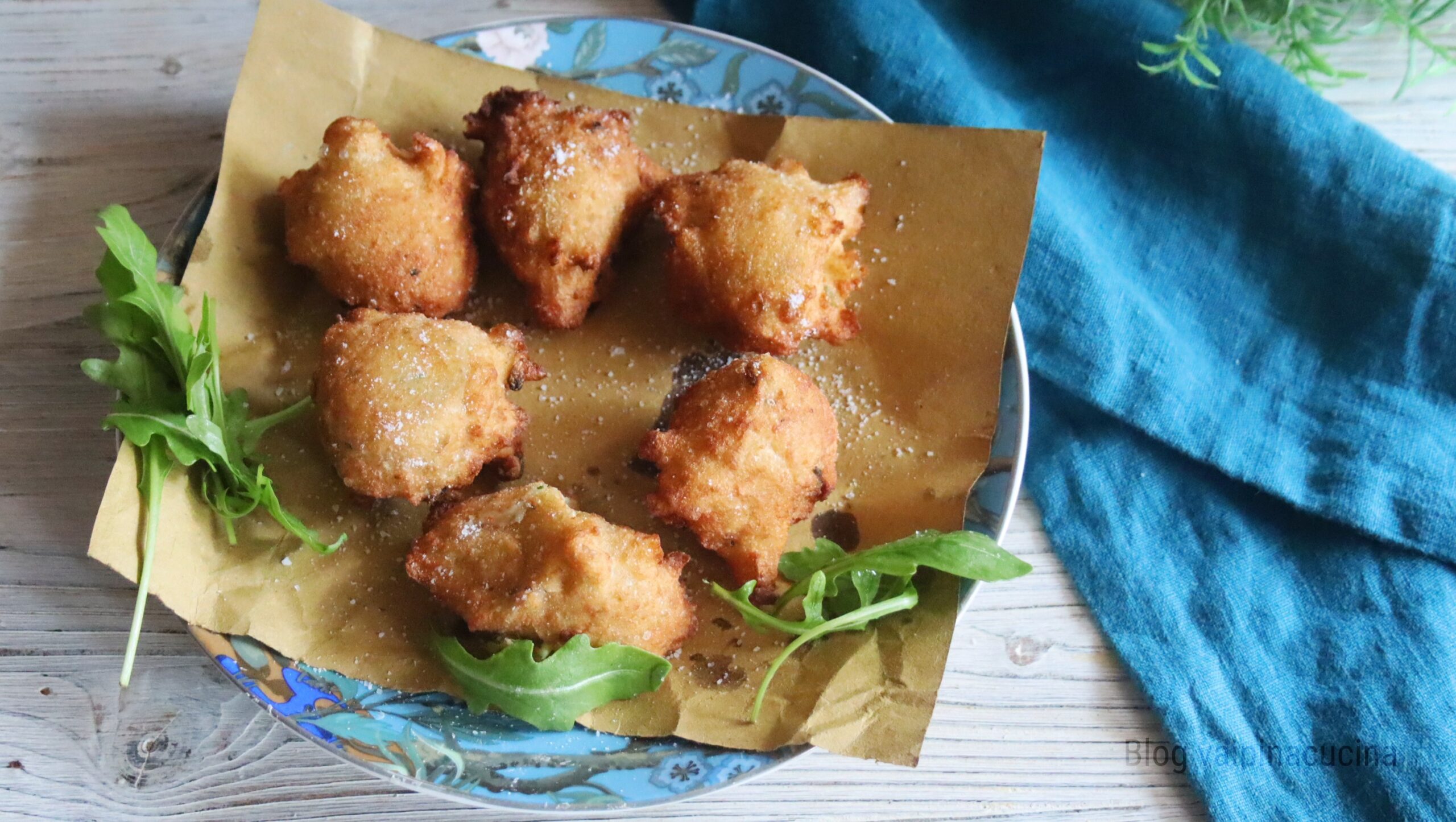 Zeppole mit Zucchiniblüten und Sardellen