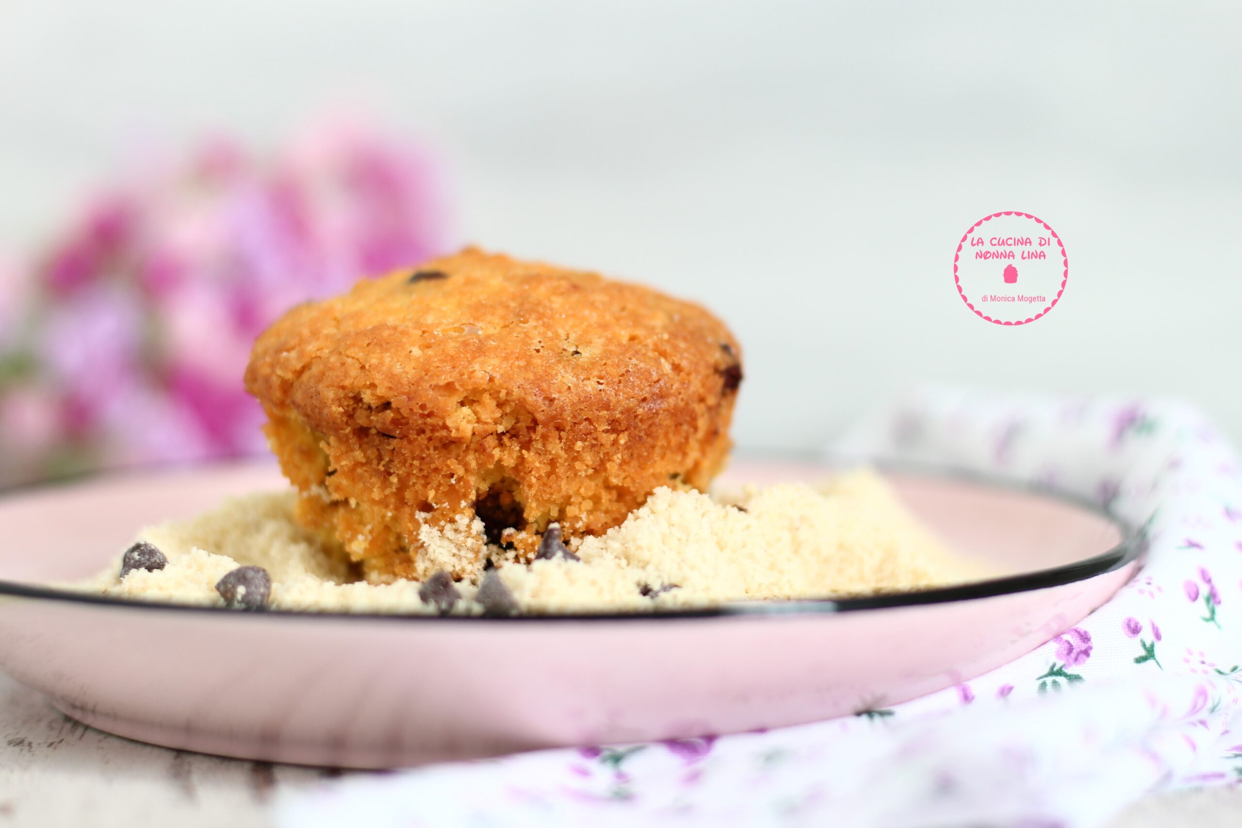 Ketogene Muffins mit Mandelmehl und Schokostückchen