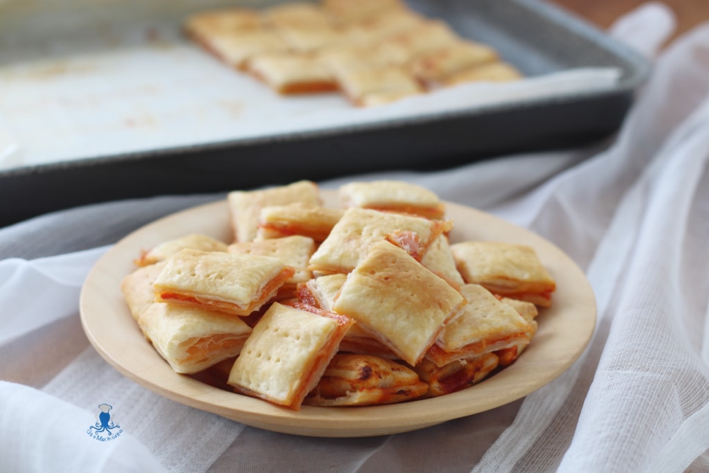 Blätterteig-Snacks mit Tomatenmark