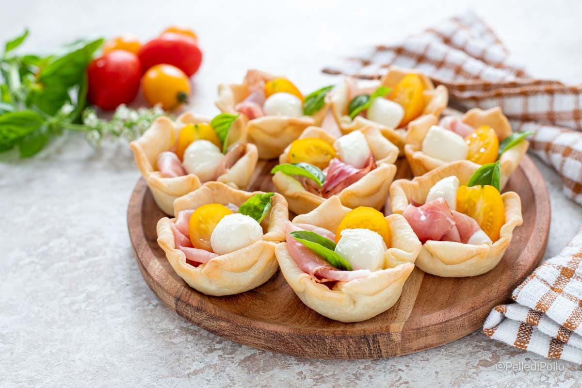 Blätterteigkörbchen mit Mozzarella und Schinken