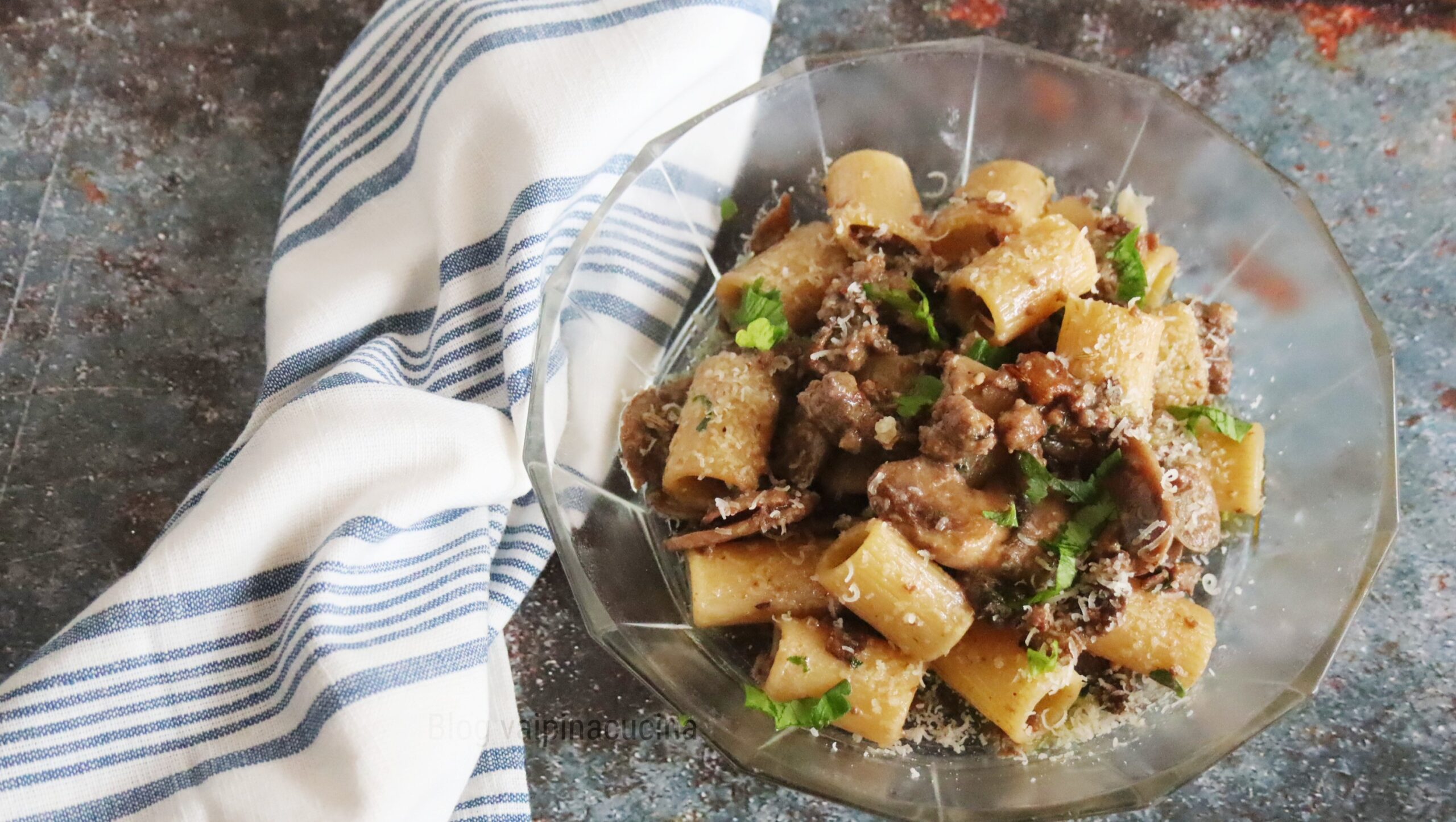 Pasta mit Pilzen und Wurst