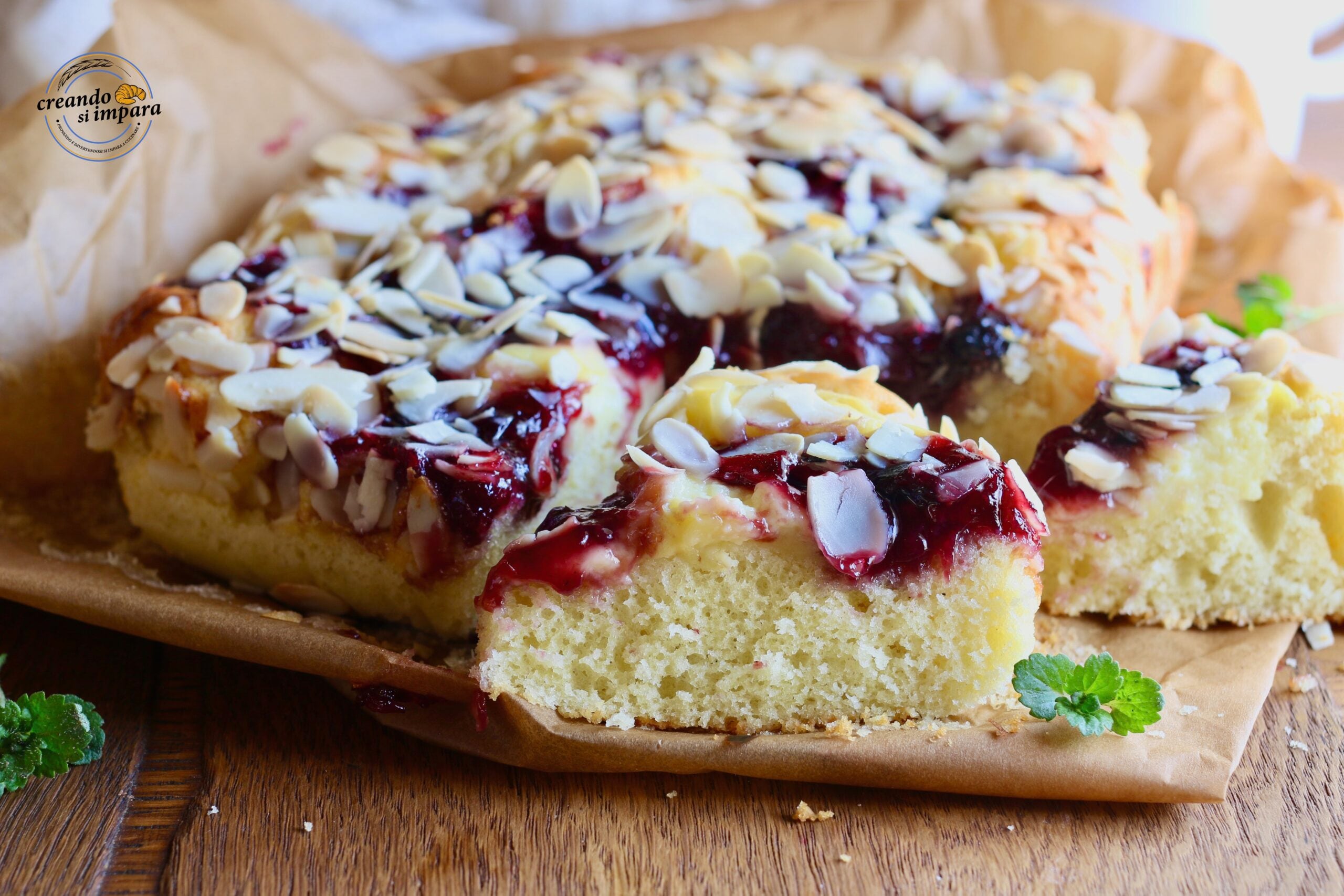 Kuchen mit Creme, Konfitüre und Mandeln