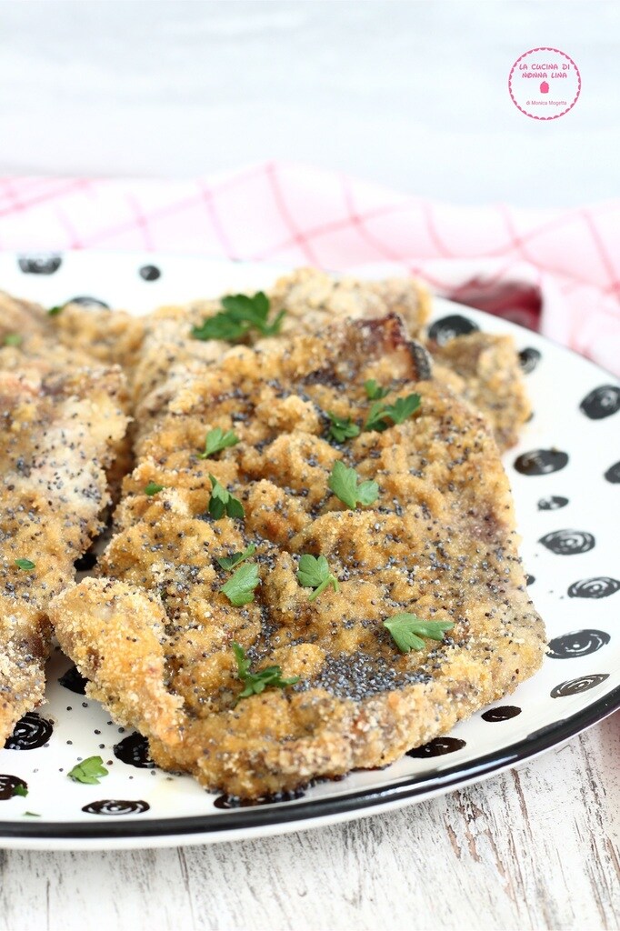 Paniertes Schnitzel mit Mohnsamen