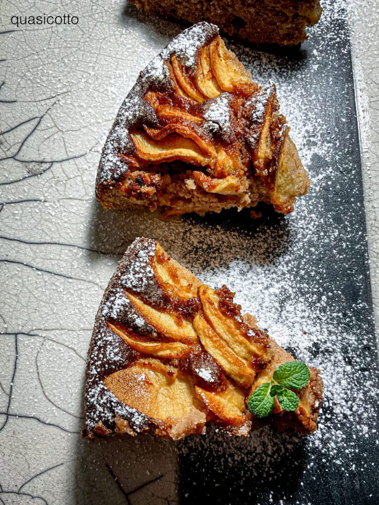 Kuchen mit Kastanienmehl und Äpfeln ohne Butter in der Heißluftfritteuse
