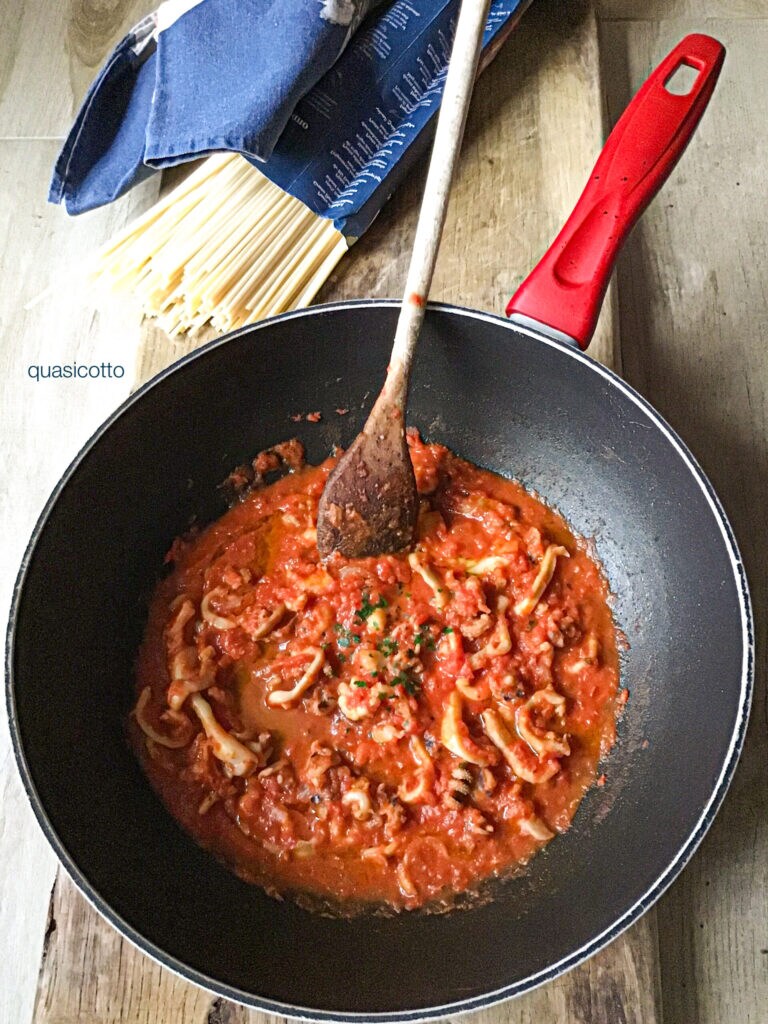 Tomatensoße mit Tintenfischen für Pasta und Reis