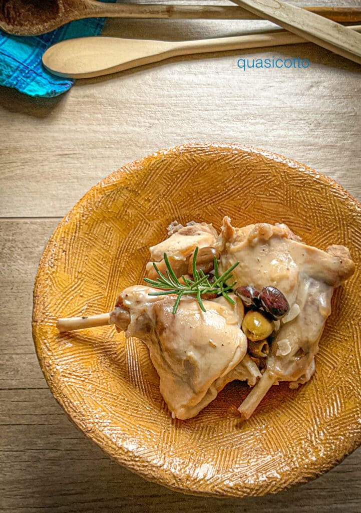 Kaninchen mit Oliven in der Pfanne