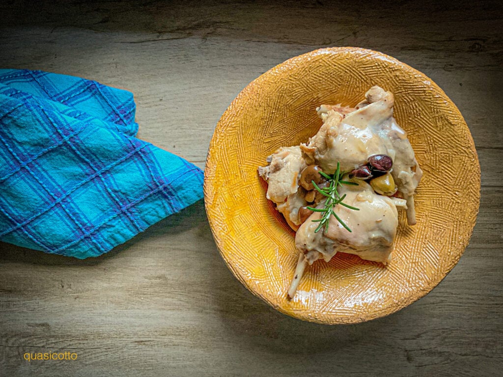 Kaninchen mit Oliven in der Pfanne