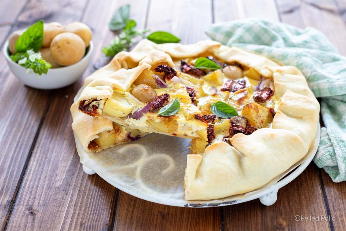 Rustikaler Kuchen mit Kartoffeln, Zwiebeln und getrockneten Tomaten