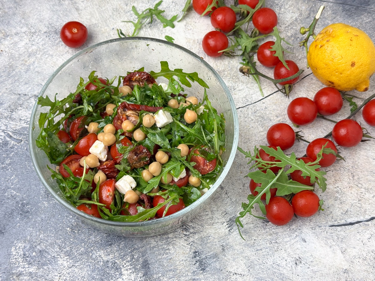 Sommerlicher Salat mit Rucola, Kichererbsen und Feta