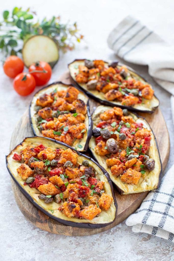 Ofen-Auberginen mit Tomaten, Oliven, Kapern