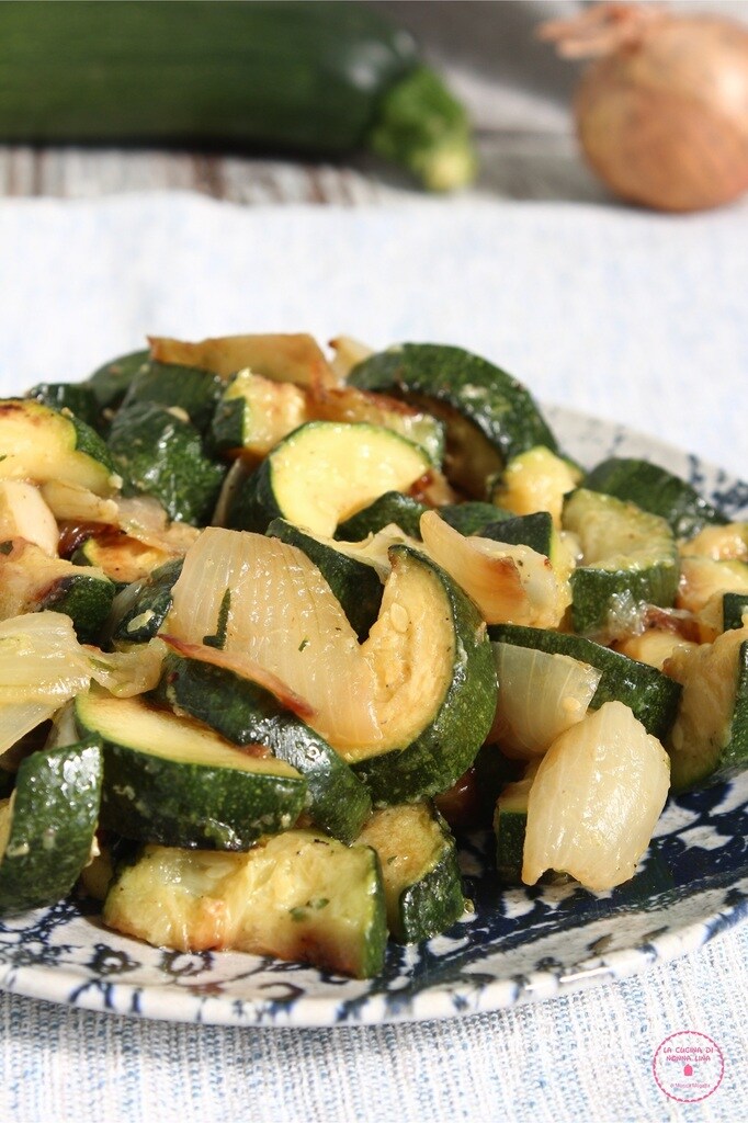 Zucchini und Zwiebeln in der Pfanne