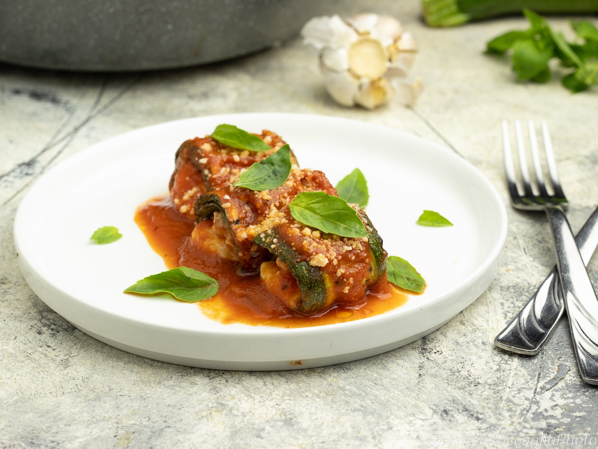 Zucchiniröllchen mit Wurst, Scamorza und Tomate