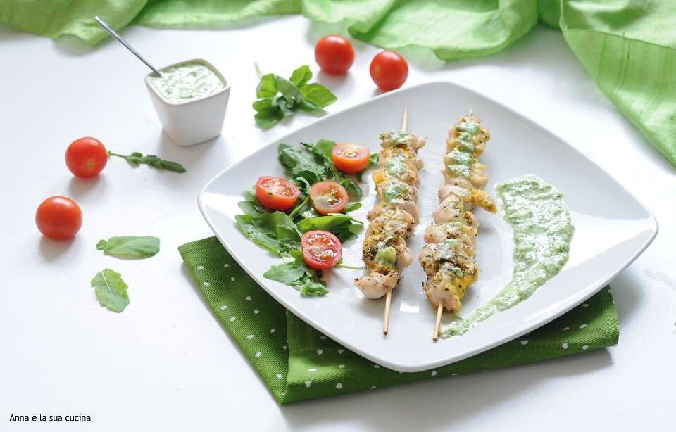 Hähnchenspieße mit Rucola-Joghurt-Sauce