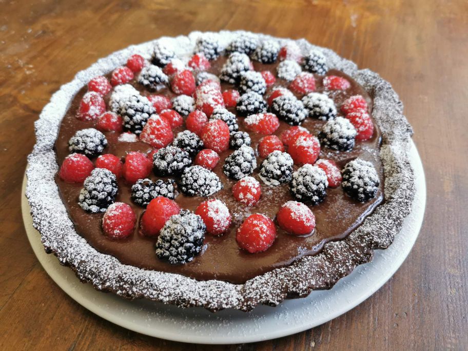 TARTE MIT DUNKLER GANACHE UND WALDBEEREN