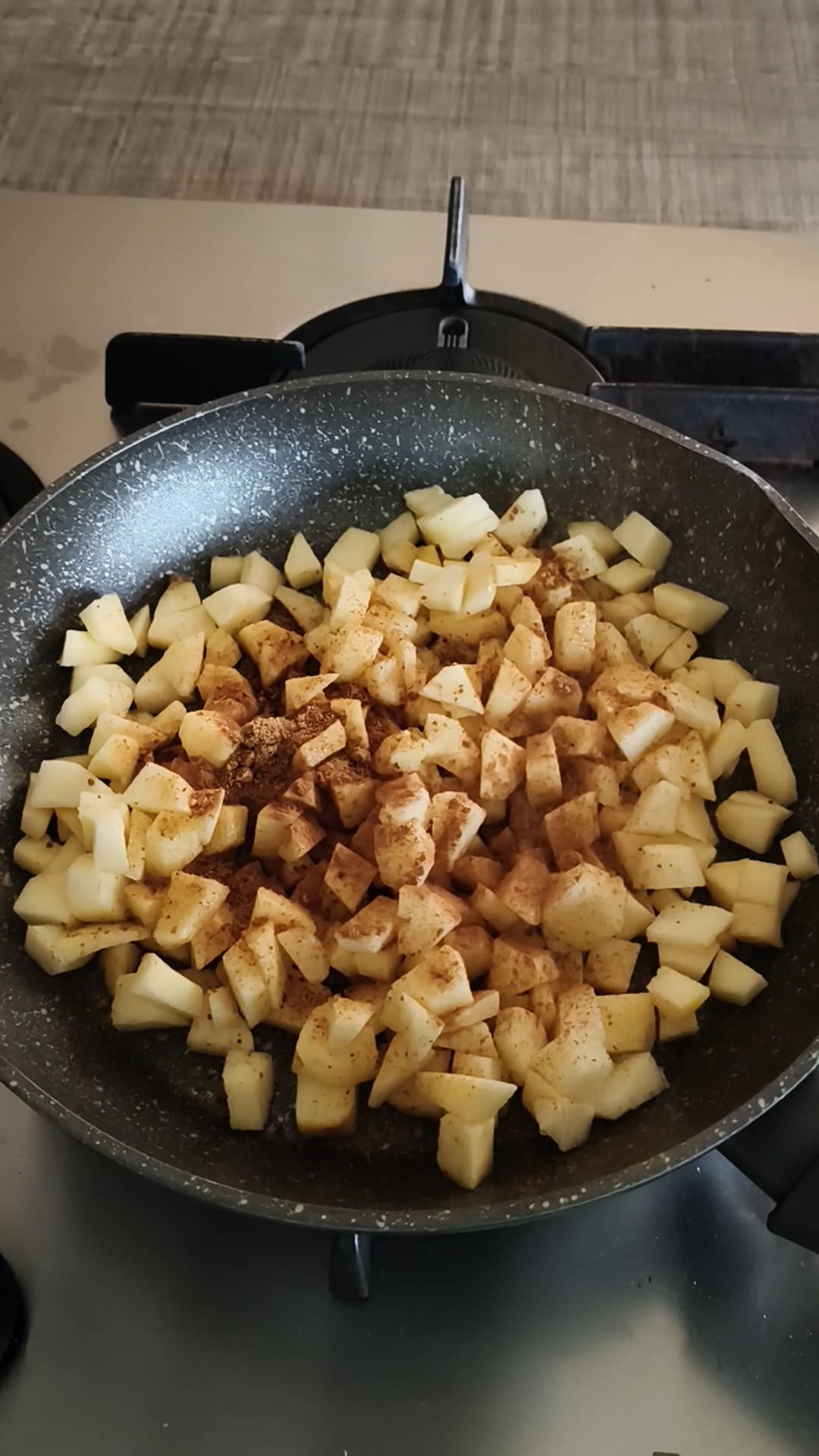 Pizza mit Kartoffeln, Spinat, Kirschtomaten und Raspadura-Späne