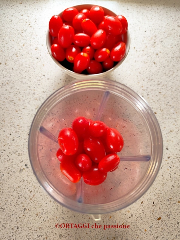 Datteltomaten im Mixer