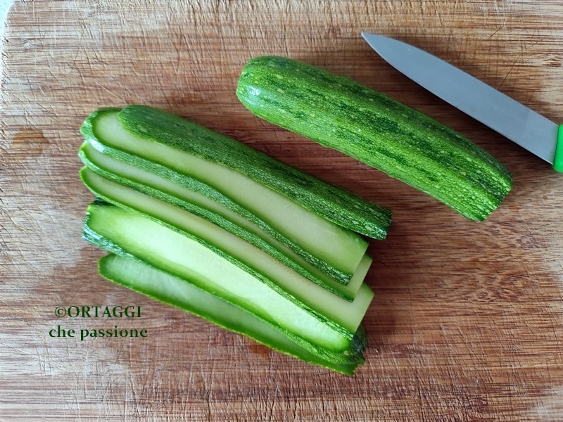 Zucchinischeiben schneiden