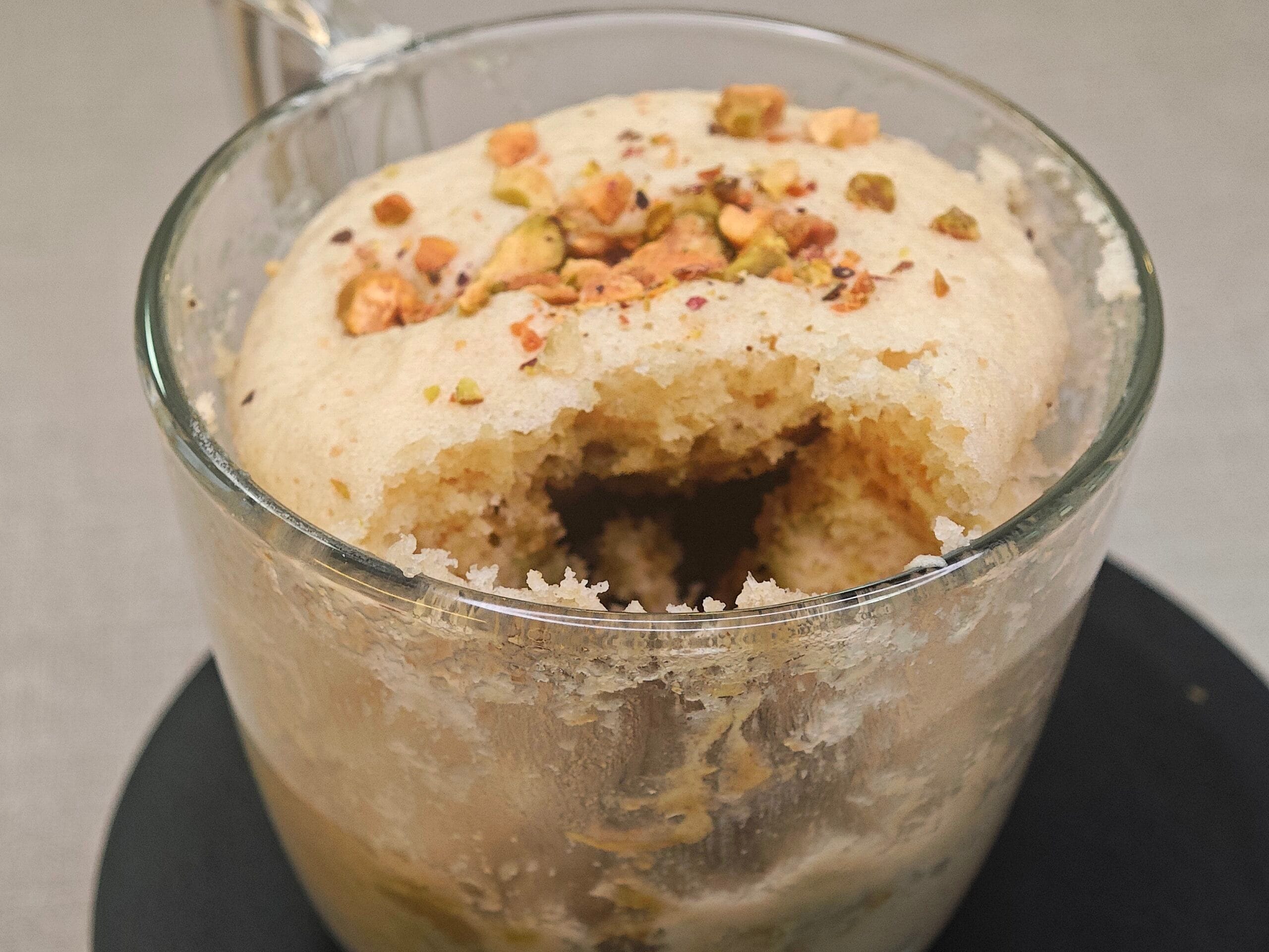🍮 Tassenkuchen aus der Mikrowelle mit weichem Pistazienherz