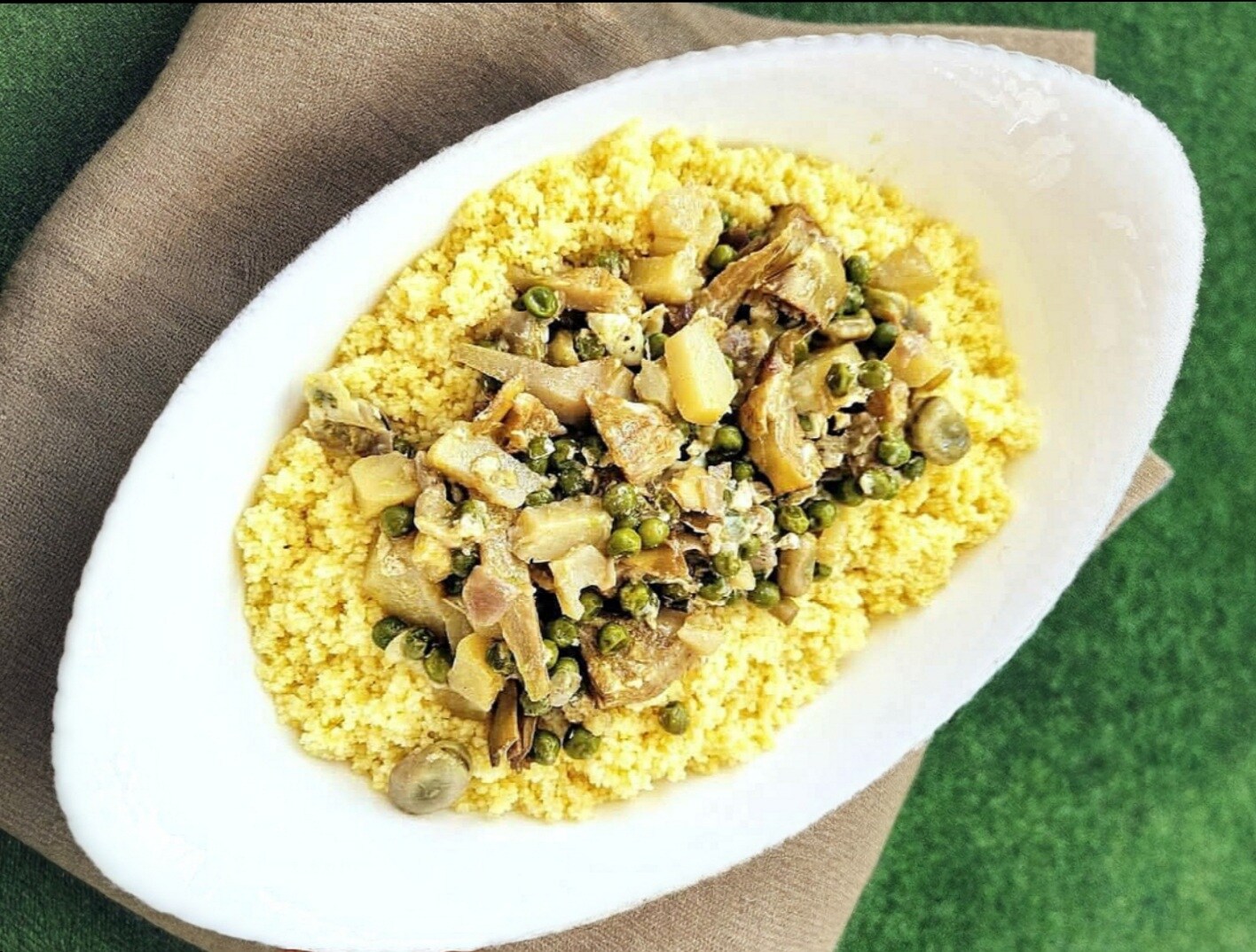 Der Couscous mit Artischocken und Erbsen