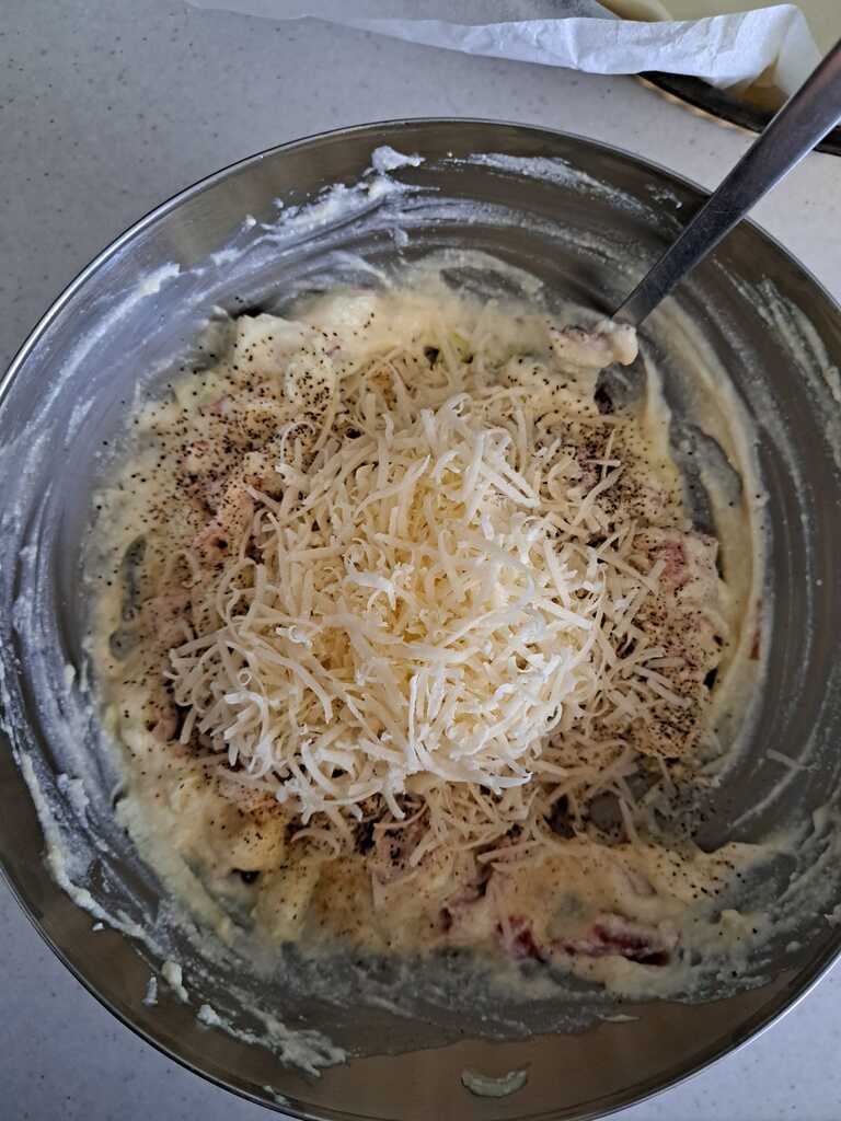 herzhafter Kuchen mit Speck und Frühlingszwiebeln