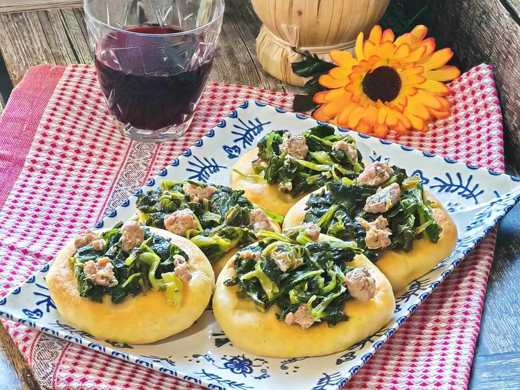 Focaccine mit Rübstiel und Wurst