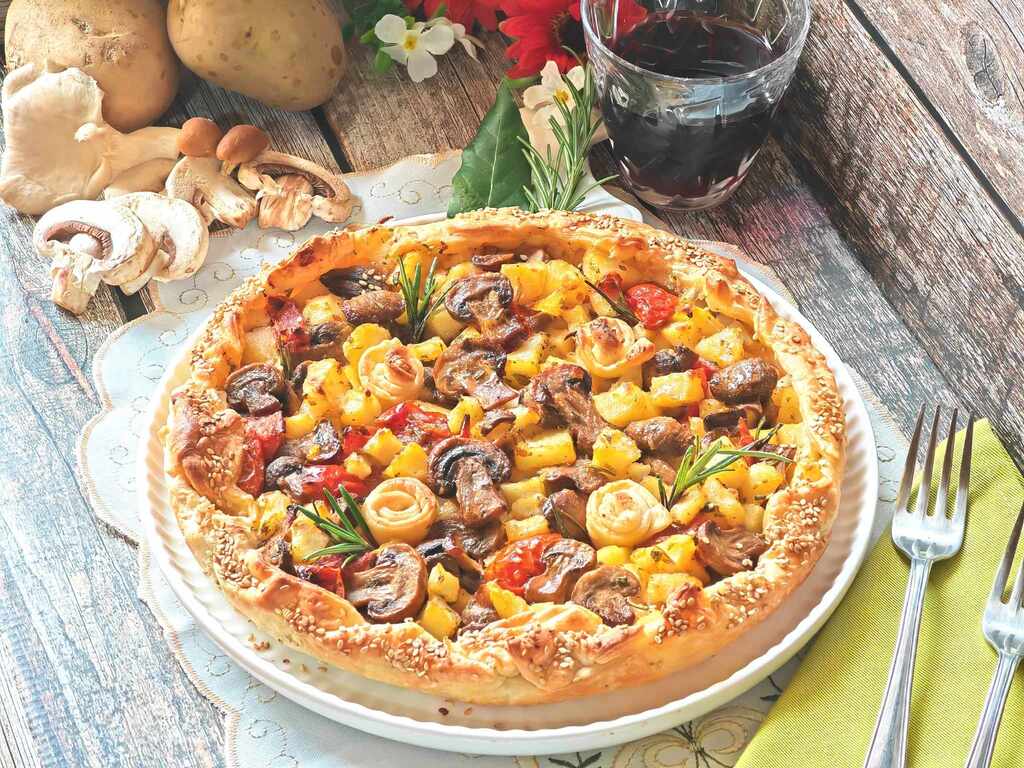 Herzhafter Kuchen mit Kartoffeln und Pilzen