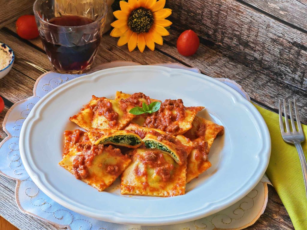 Spinat-Ricotta-Ravioli mit Ragù