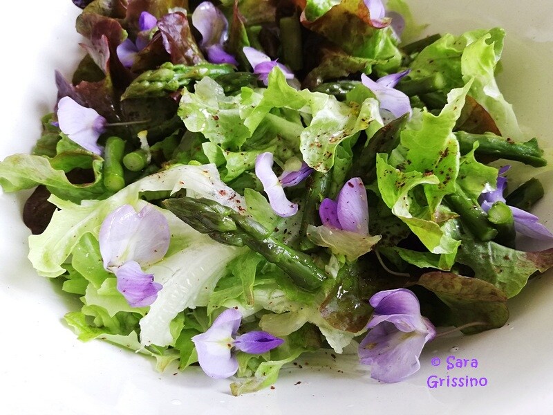 Frühlingssalat mit grünem Spargel und essbaren Blumen ORTAGGI che passione by Sara