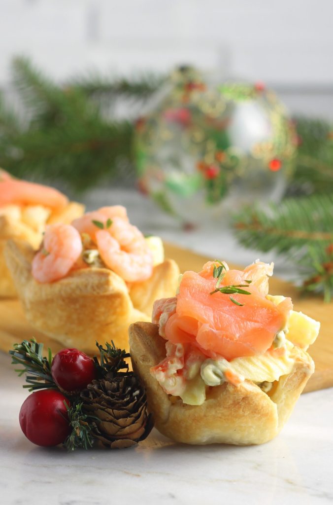 Körbchen mit russischem Salat, Lachs und Garnelen