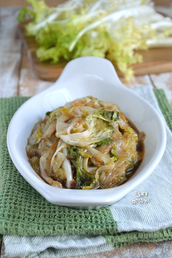 Gedünsteter Endiviensalat in der Pfanne, Escariol, Krause Endivie in der Pfanne mit Sojasoße, Rezept