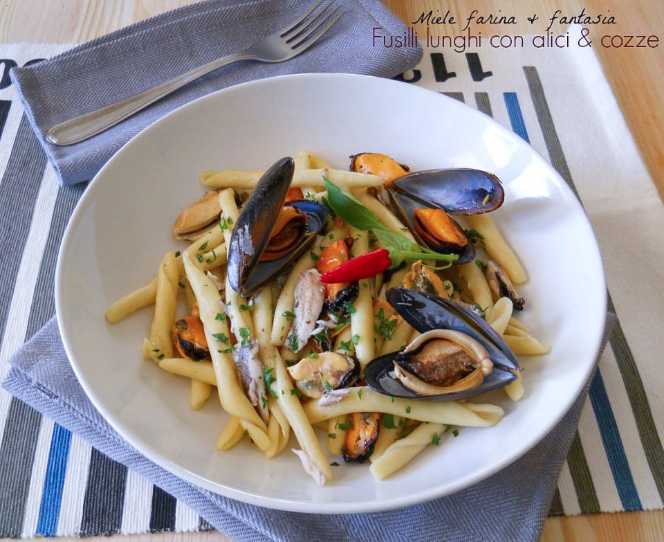 Lange Fusilli mit frischen Sardellen und Muscheln