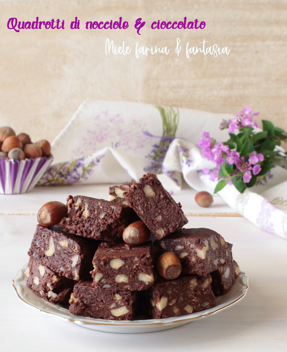 Quadrate mit Schokolade und Haselnüssen. Rezept ohne Backen
