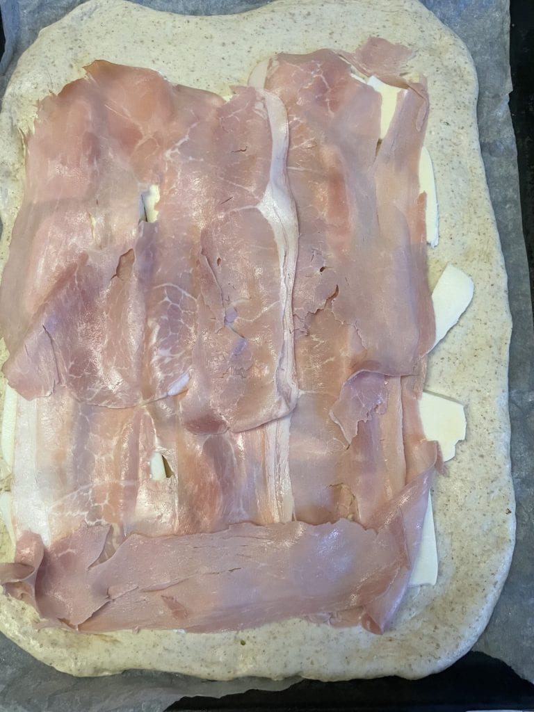gekochter Schinken in weißer Parigina mit Sauerteig