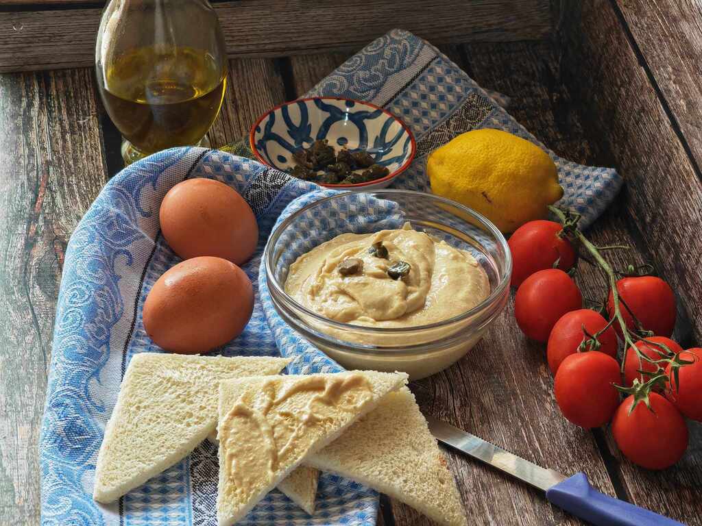 Thunfischsauce mit hartgekochten Eiern