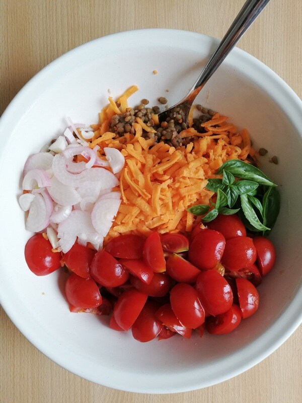 Zutaten für sommerlichen veganen Salat mit Hülsenfrüchten