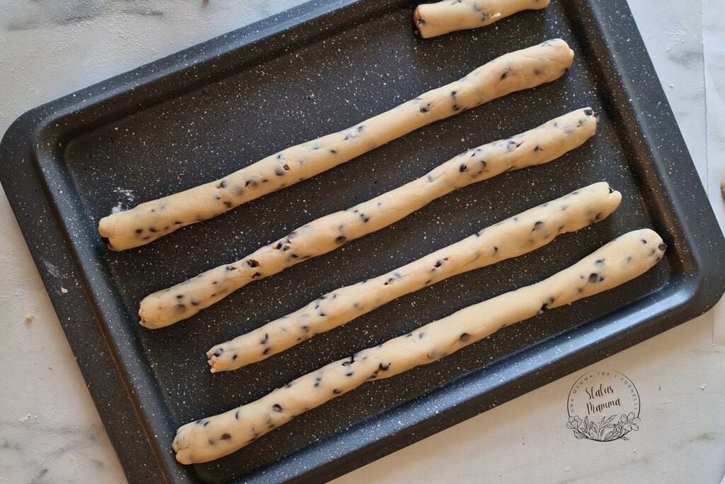 Mürbeteig mit Joghurt und Schokotropfen Teigwürstchen