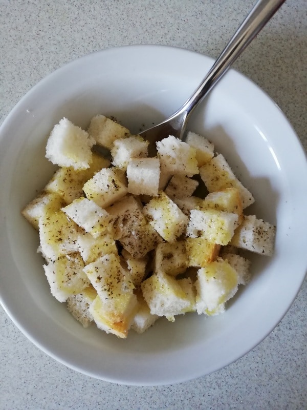 Brotstücke für Croutons würzen