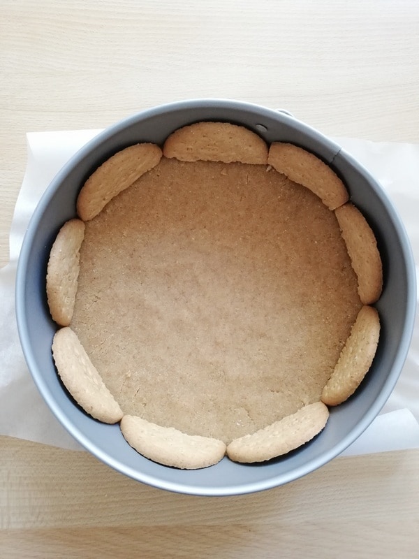 Äußere Dekoration von Keksen für kalte Torte