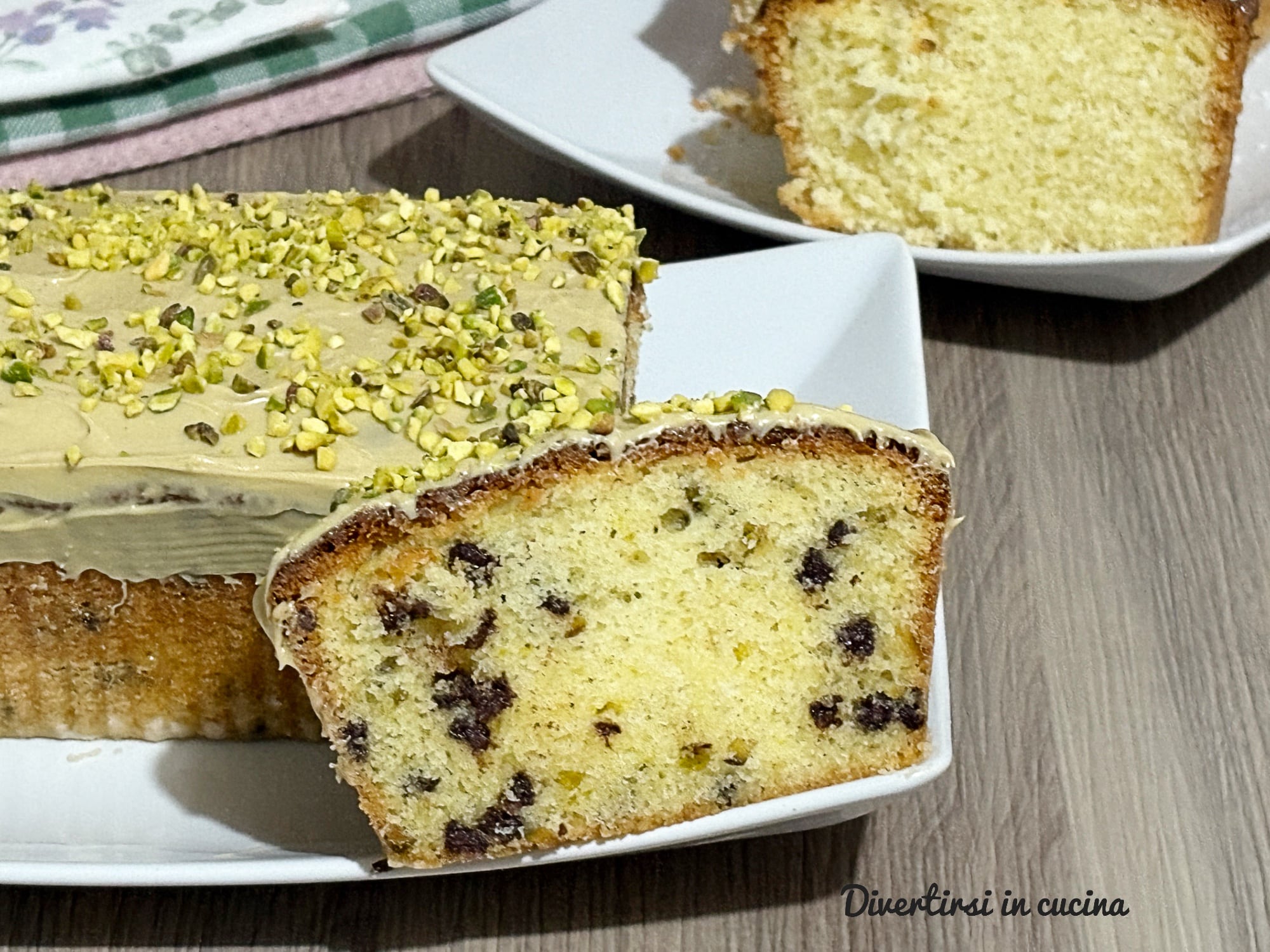 Zwei Varianten von Pflaumenkuchen mit einem einfachen Teig