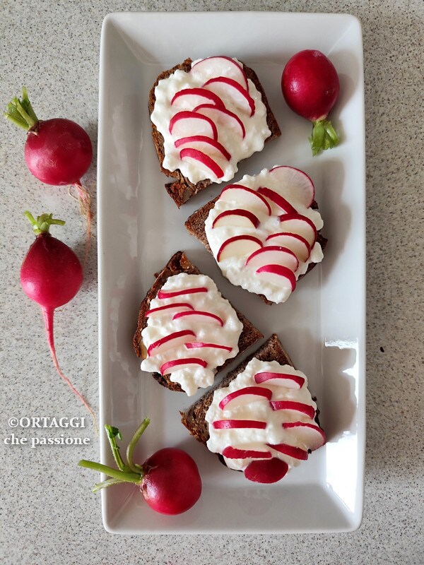 bruschetta mit Radieschen in Vorbereitung