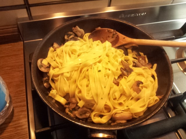 Tagliatelle mit Champignon-Pilzen in der Pfanne gebraten