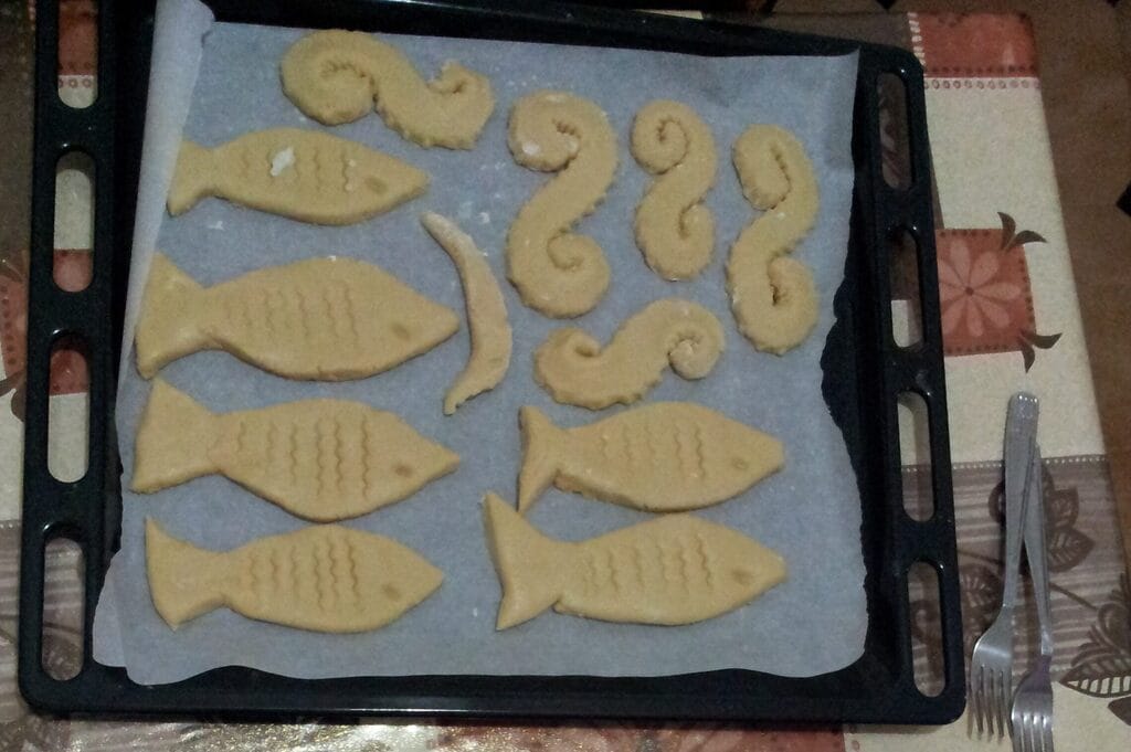 Rohe Mostaccioli auf dem Backblech