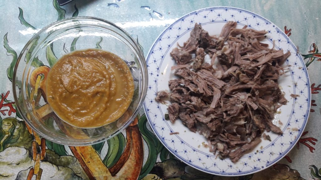 Gekochtes Rindfleisch mit Knochen