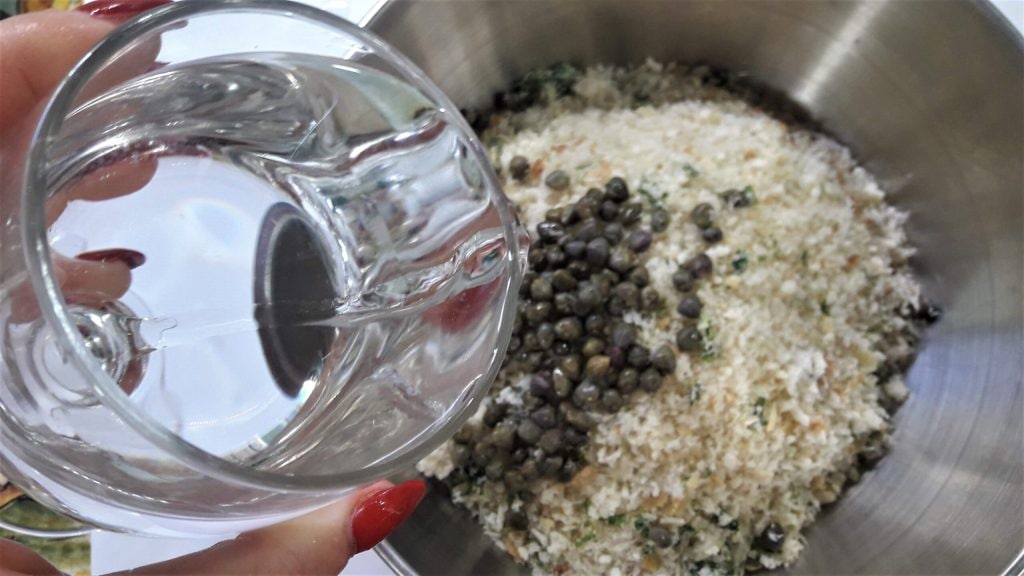 Paniermehl Kapern Wasser