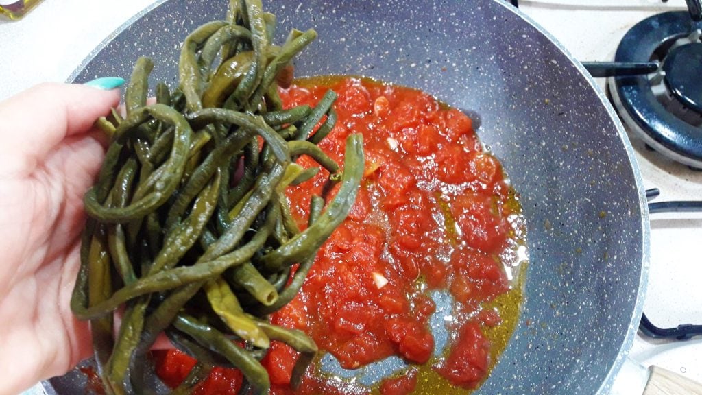 Feta mit grünen Bohnen in Tomatensauce
