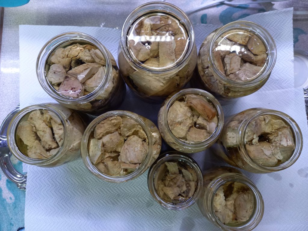 Die Konserve von rotem Thunfisch in Öl